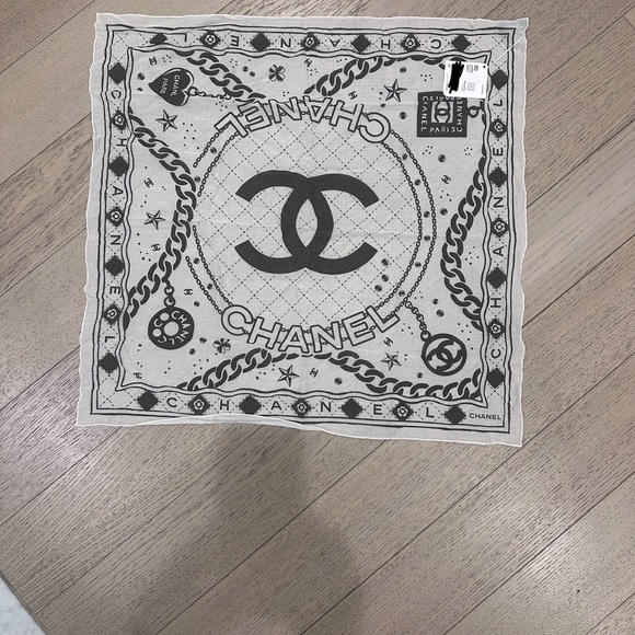 Brand new never worn CHANEL scarf - Picture 3 of 3